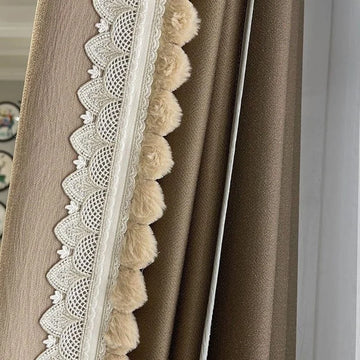 Rideau élégant avec dentelle décorative blanche et bordure à pompons, idéal pour ajouter une touche sophistiquée à votre intérieur. Parfait pour le salon ou la chambre, ce design unique rehausse l'esthétique de toute fenêtre grâce à son style raffiné et ses détails soignés.