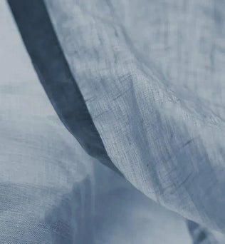 Voile de rideau bleu clair avec détails plissés, idéal pour ajouter une touche élégante et lumineuse à votre intérieur. Accessoire de décoration pour salon ou chambre à coucher, apportant douceur et style à votre espace.