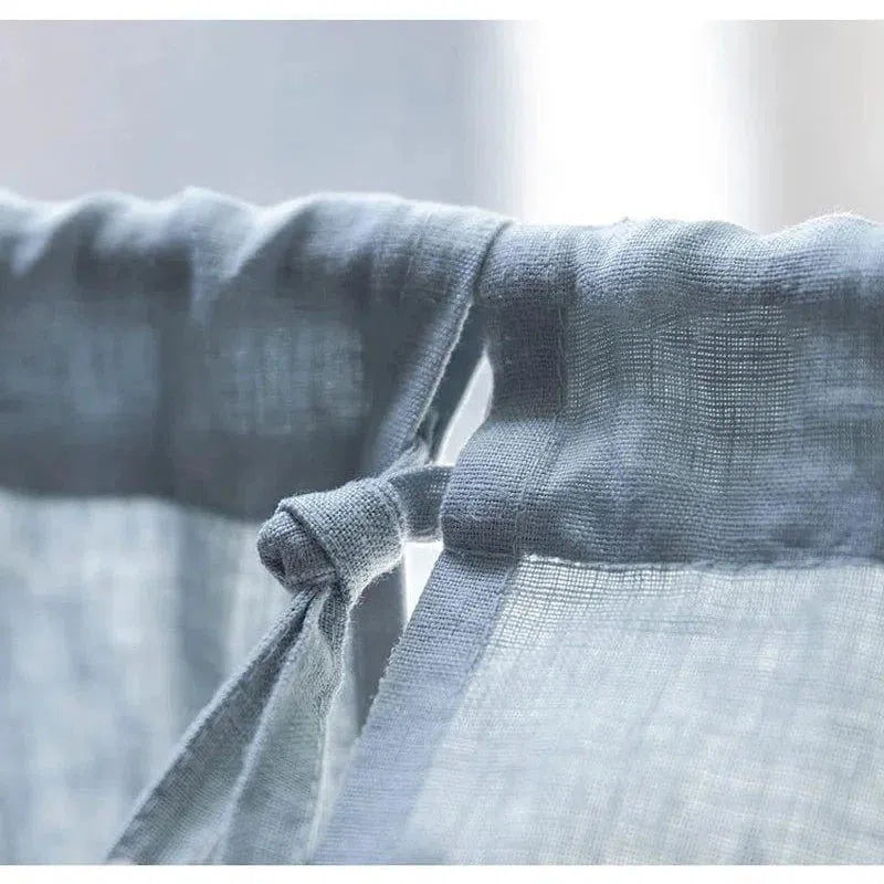 Voilage bleu doux pour fenêtre, déco intérieure élégante, laisse passer la lumière naturelle tout en préservant l'intimité. Style moderne et raffiné pour salle de séjour ou chambre à coucher. Installation facile avec nouettes pour une touche décorative unique.