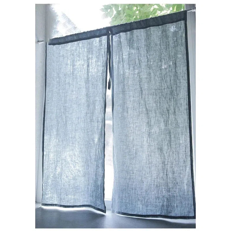 Rideau bleu clair pour fenêtre, design contemporain, idéal pour salon moderne, filtre la lumière naturelle, style minimaliste, dimensions personnalisables pour s'adapter à toutes les fenêtres, installation facile avec tringle standard, améliore l'esthétique intérieure tout en préservant l'intimité.