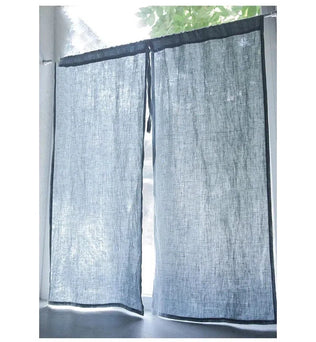 Rideau bleu clair pour fenêtre, design contemporain, idéal pour salon moderne, filtre la lumière naturelle, style minimaliste, dimensions personnalisables pour s'adapter à toutes les fenêtres, installation facile avec tringle standard, améliore l'esthétique intérieure tout en préservant l'intimité.