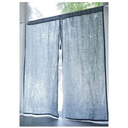 Rideau bleu clair pour fenêtre, design contemporain, idéal pour salon moderne, filtre la lumière naturelle, style minimaliste, dimensions personnalisables pour s'adapter à toutes les fenêtres, installation facile avec tringle standard, améliore l'esthétique intérieure tout en préservant l'intimité.