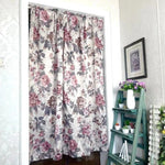 Rideau floral élégant pour une décoration d'intérieur raffinée. Ce rideau offre un motif de fleurs roses et grises, idéal pour apporter une touche de charme et de romantisme à votre espace. Parfait pour les salons ou les chambres, il s'harmonise facilement avec divers styles décoratifs. Accessoire essentiel pour sublimer votre maison tout en créant une ambiance chaleureuse et accueillante.