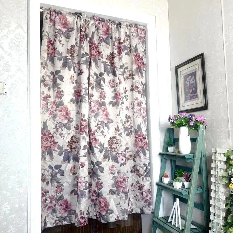 Rideau floral élégant pour une décoration d'intérieur raffinée. Ce rideau offre un motif de fleurs roses et grises, idéal pour apporter une touche de charme et de romantisme à votre espace. Parfait pour les salons ou les chambres, il s'harmonise facilement avec divers styles décoratifs. Accessoire essentiel pour sublimer votre maison tout en créant une ambiance chaleureuse et accueillante.