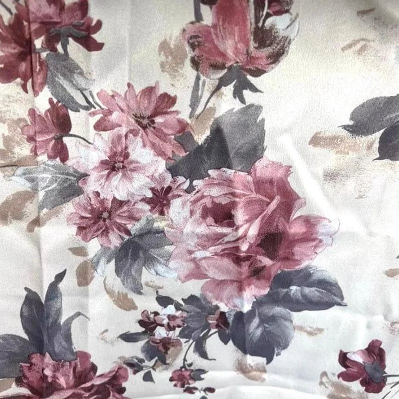 Housse de coussin à motif floral rose et gris élégant, idéale pour une décoration intérieure raffinée. Parfaite pour apporter une touche de nature et de couleur à votre salon ou chambre à coucher. Design floral intemporel et chic, adapté à tout style de décoration.