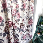 Magnifique rideau à motif floral aux tons roses et gris, idéal pour ajouter une touche élégante et romantique à votre décoration intérieure. Parfait pour le salon, la chambre à coucher ou toute pièce nécessitant une ambiance chaleureuse et accueillante. Ce rideau floral apporte une harmonie visuelle et une douceur à votre espace, créant un environnement apaisant et sophistiqué.