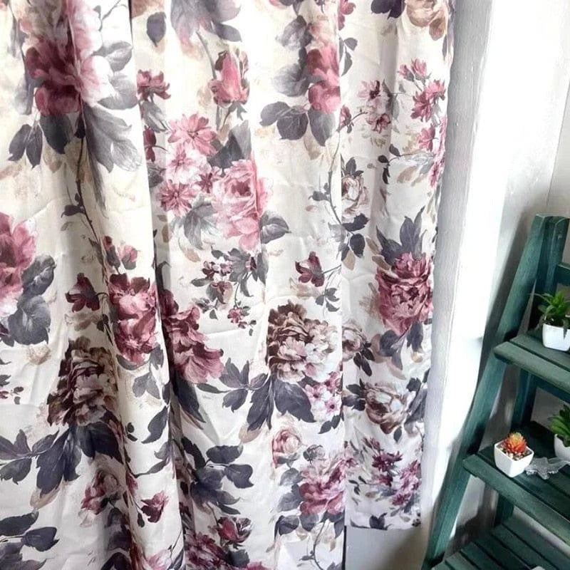 Magnifique rideau à motif floral aux tons roses et gris, idéal pour ajouter une touche élégante et romantique à votre décoration intérieure. Parfait pour le salon, la chambre à coucher ou toute pièce nécessitant une ambiance chaleureuse et accueillante. Ce rideau floral apporte une harmonie visuelle et une douceur à votre espace, créant un environnement apaisant et sophistiqué.