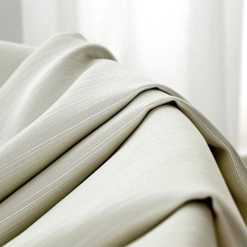 Rideau beige élégant pour intérieur moderne, parfait pour ajouter une touche de sophistication et de luminosité à votre salon ou chambre à coucher. Modèle sobre et stylé, idéal pour harmoniser avec divers décors.