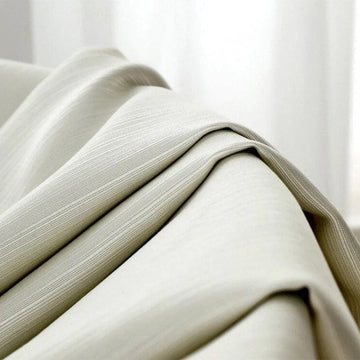 Rideau beige élégant pour intérieur moderne, parfait pour ajouter une touche de sophistication et de luminosité à votre salon ou chambre à coucher. Modèle sobre et stylé, idéal pour harmoniser avec divers décors.
