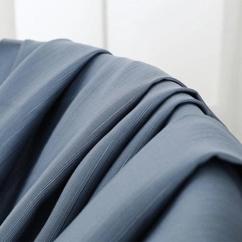 Drapé élégant en bleu foncé, idéal pour une décoration moderne et sophistiquée. Ce design raffiné ajoute une touche de luxe et de confort à tout espace de vie. Profitez d'une ambiance apaisante et tendance pour sublimer votre intérieur.