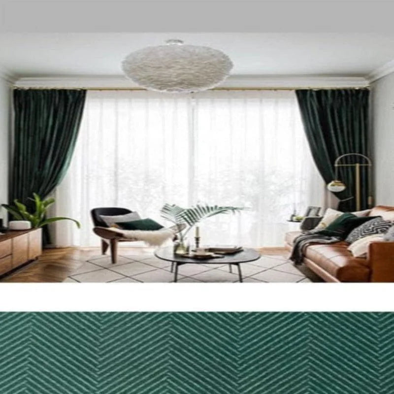 Salon moderne avec rideaux vert foncé habillant de grandes fenêtres, offrant une ambiance lumineuse et élégante. Canapé confortable agrémenté de coussins décoratifs, table basse design au centre, sur un tapis géométrique clair. Plantes d'intérieur ajoutant une touche naturelle et fraîche. Lustre élégant suspendu, complétant un style contemporain et accueillant.