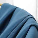 Tissu bleu élégant pour rideaux, idéal pour ajouter une touche moderne et raffinée à votre décoration intérieure. Ce tissu confère une ambiance sereine et sophistiquée, parfait pour les salons, chambres ou bureaux. Adapté à une utilisation quotidienne, il offre à la fois style et praticité.