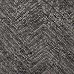 Tissu avec motif chevron noir et gris, idéal pour la décoration intérieure moderne. Ce design graphique apporte une touche d'élégance à tout espace grâce à ses lignes géométriques audacieuses. Parfait pour concevoir des rideaux, coussins ou revêtements de meubles, ce motif s'harmonise facilement avec divers styles d'intérieur.