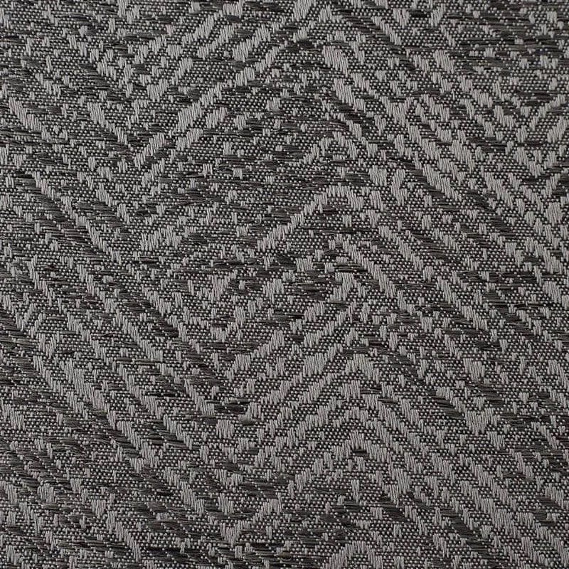 Tissu avec motif chevron noir et gris, idéal pour la décoration intérieure moderne. Ce design graphique apporte une touche d'élégance à tout espace grâce à ses lignes géométriques audacieuses. Parfait pour concevoir des rideaux, coussins ou revêtements de meubles, ce motif s'harmonise facilement avec divers styles d'intérieur.