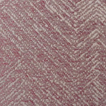 Image d'un motif textile rose et blanc, avec un design en chevrons subtil. Idéal pour la décoration d'intérieur, ce tissu apporte une touche d'élégance contemporaine à tout espace. Parfait pour des utilisations telles que les rideaux, les coussins ou les revêtements de meubles.