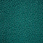 Texture tressée de couleur turquoise, motif en chevrons, design élégant et moderne pour décoration intérieure, idéale pour créer une ambiance sophistiquée et contemporaine. Parfait pour revêtements muraux et textiles d'intérieur.