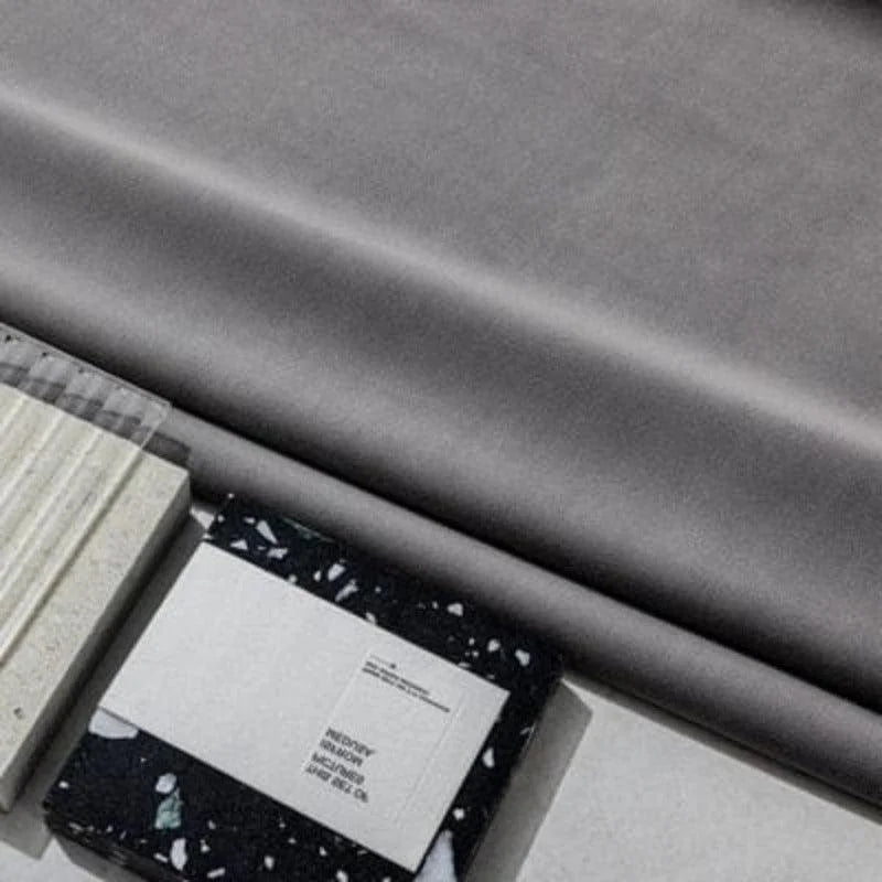 Image montrant une surface grise élégante accompagnée d'échantillons de matériaux modernes. Idéal pour la décoration intérieure contemporaine, cet ensemble reflète un style sophistiqué et minimaliste. Convient parfaitement aux projets d'architecture d'intérieur nécessitant une touche de raffinement.