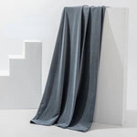 Rideau élégant de couleur grise anthracite suspendu sur un support moderne, idéal pour ajouter une touche sophistiquée à votre intérieur. Ce rideau offre une solution esthétique pour le salon ou la chambre, mettant en valeur une décoration contemporaine.