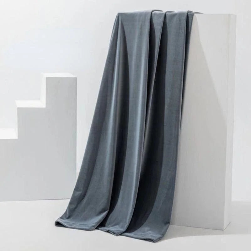 Rideau élégant de couleur grise anthracite suspendu sur un support moderne, idéal pour ajouter une touche sophistiquée à votre intérieur. Ce rideau offre une solution esthétique pour le salon ou la chambre, mettant en valeur une décoration contemporaine.