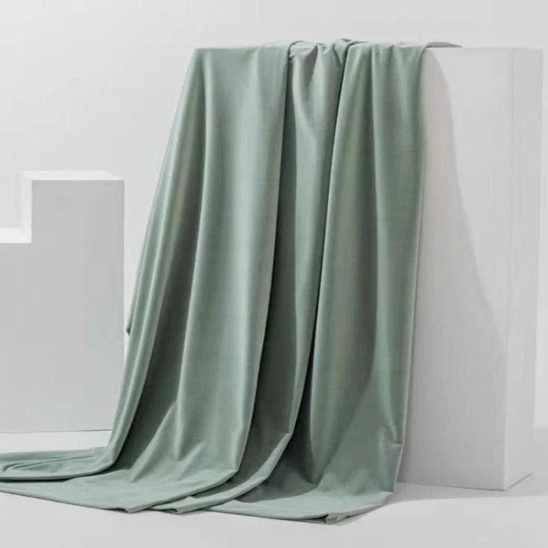 Drapé élégant vert clair posé sur un fond minimaliste, idéal pour ajouter une touche de sophistication à votre intérieur. Parfait pour la décoration de salon ou chambre, ce tissu propose un look moderne et apaisant. Découvrez comment rehausser votre espace avec ce design raffiné.