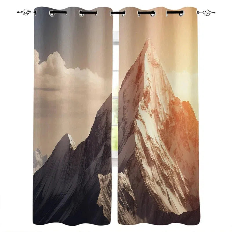Rideaux occultants avec motif montagneux réaliste, apportant une touche de nature et de sérénité à votre intérieur. Décoration idéale pour un salon ou une chambre, ces rideaux aux tons naturels évoquent l'évasion et l'évasion. Accessoire de maison parfait pour créer une ambiance apaisante et moderne.