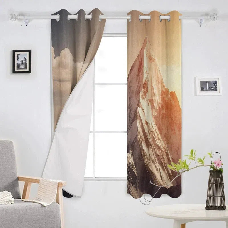 Rideaux modernes design montagne pour salon, photo réaliste d'un sommet enneigé, ambiance naturelle et apaisante, idéal pour décorer et embellir la maison, ajouter une touche de nature et d'aventure à votre intérieur, installation facile avec œillets adaptés pour tringles, parfait pour créer une atmosphère chaleureuse et unique.