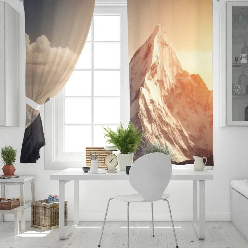Rideaux décoratifs avec motif de montagne illuminée par le soleil, parfaits pour sublimer une décoration intérieure moderne. Idéal pour créer une ambiance naturelle dans le salon ou le bureau, ce design offre un paysage apaisant et inspirant. Transformez votre espace avec ces rideaux à l'esthétique captivante.
