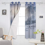 Rideaux occultants avec motif montagne et forêt enneigée, parfaits pour une décoration intérieure apaisante. Idéal pour chambre, salon, ou bureau. Rideaux avec oeillets pour suspension facile. Créez une ambiance relaxante et chaleureuse dans votre maison avec ces rideaux au design nature. Adaptés pour windows de large taille.