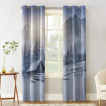 Rideaux élégants avec motif de paysage enneigé, ajoutant une touche de nature et de tranquillité à votre intérieur. Parfaits pour créer une ambiance cocooning et chaleureuse dans votre salon ou chambre à coucher. Offrent une excellente isolation thermique et un design moderne. Accessoire idéal pour une décoration harmonieuse et apaisante.