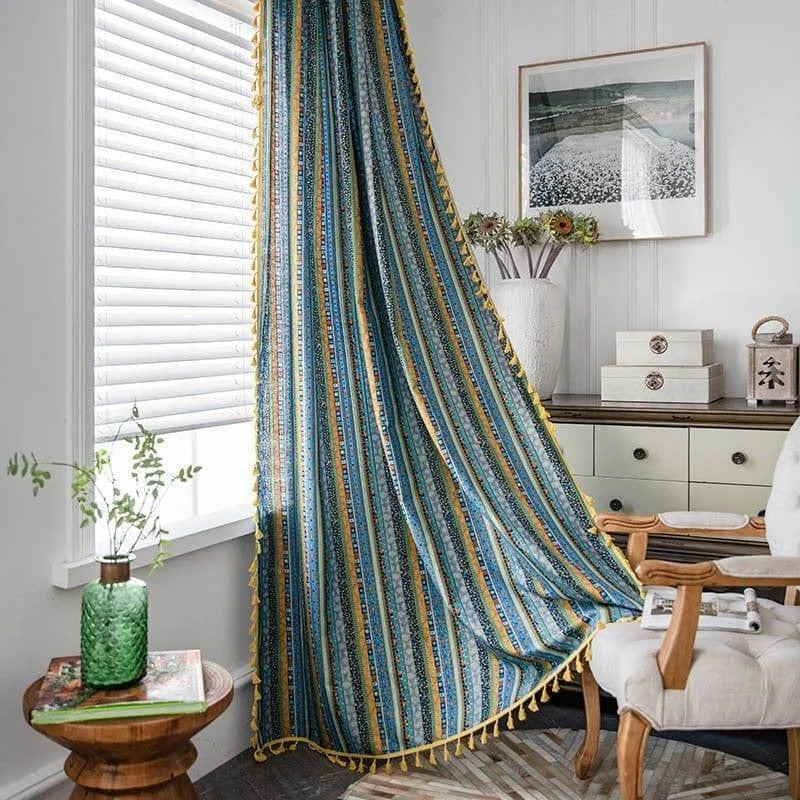 Rideaux élégants aux motifs multicolores, parfaits pour ajouter une touche de style à votre salon. Idéals pour filtrer la lumière tout en embellissant la pièce. Accessoire déco tendance et pratique pour un intérieur raffiné.