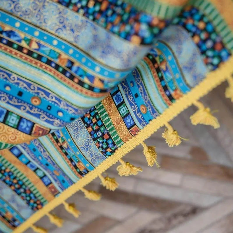 Élégant tapis aux motifs géométriques colorés, ornés de franges jaunes, idéal pour ajouter une touche vibrante et artistique à votre intérieur. Parfait pour apporter chaleur et style à votre espace de vie.