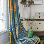 Tenture murale décorative aux motifs bohèmes colorés, idéale pour ajouter une touche chaleureuse et élégante à votre intérieur. Parfaite pour habiller une fenêtre ou embellir un espace de vie, elle s'harmonise avec une décoration moderne ou traditionnelle. Transformez instantanément l'atmosphère de votre pièce grâce à ce rideau aux couleurs vives et aux motifs complexes.