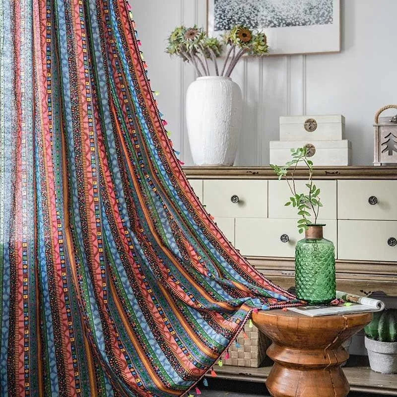 Rideau à rayures multicolores vibrant, idéal pour apporter une touche bohème à votre intérieur. Parfait pour un salon ou une chambre à la décoration éclectique, ce rideau ajoutera une ambiance chaleureuse et accueillante, tout en laissant entrer la lumière naturelle. Accessoire de décoration tendance pour un espace unique et personnalisé.