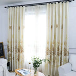 Rideaux élégants à motifs de feuilles tropicaux intégrant une touche naturelle à votre salon, combinant style et intimité pour votre décoration intérieure.