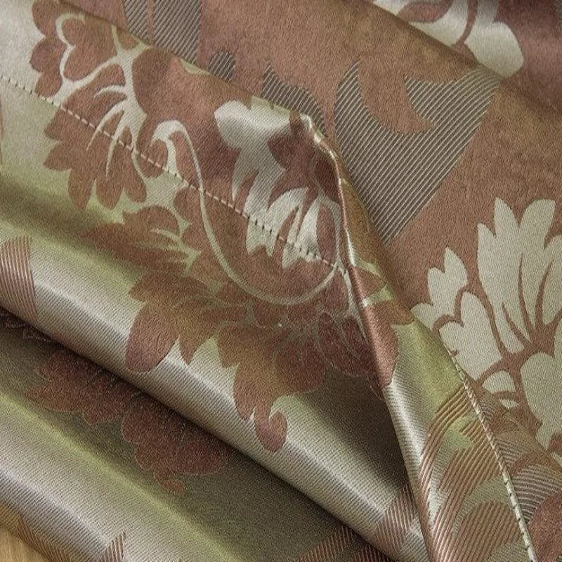 Tissu d'ameublement raffiné avec motif floral élégant, idéal pour la décoration intérieure. Parfait pour créer des rideaux ou des coussins, ajoutant une touche de sophistication et de charme à tout espace de vie. Les tons naturels et le design délicat apportent chaleur et esthétique classique.