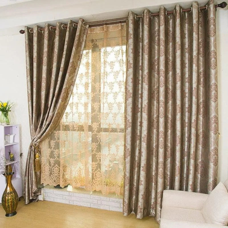 Rideaux élégants pour salon, design floral, parfaits pour une décoration intérieure raffinée. Ces rideaux ajoutent une touche de sophistication à votre espace de vie en filtrant subtilement la lumière tout en préservant votre intimité. Idéals pour créer une ambiance chaleureuse et accueillante dans votre maison.
