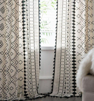 Rideaux élégants avec motifs géométriques en noir et blanc, parfaits pour ajouter une touche moderne et sophistiquée à votre intérieur. Accessoire idéal pour le salon ou la chambre, ces rideaux apportent style et ambiance chaleureuse à votre espace de vie.