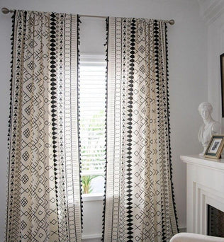 Rideaux modernes à motifs géométriques pour salon, décor élégant de fenêtre. Design contemporain en noir et blanc, parfait pour embellir tout intérieur. Accessoire chic pour une décoration raffinée et tendance.