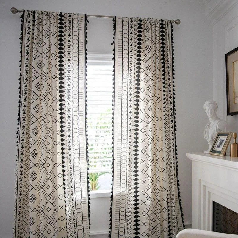 Rideaux modernes à motifs géométriques pour salon, décor élégant de fenêtre. Design contemporain en noir et blanc, parfait pour embellir tout intérieur. Accessoire chic pour une décoration raffinée et tendance.