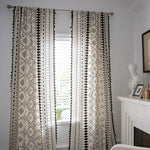 Rideaux modernes à motifs géométriques pour salon, décor élégant de fenêtre. Design contemporain en noir et blanc, parfait pour embellir tout intérieur. Accessoire chic pour une décoration raffinée et tendance.