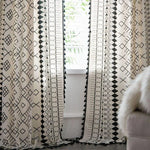 Rideaux élégants avec motifs géométriques en noir et blanc, parfaits pour ajouter une touche moderne et sophistiquée à votre intérieur. Accessoire idéal pour le salon ou la chambre, ces rideaux apportent style et ambiance chaleureuse à votre espace de vie.