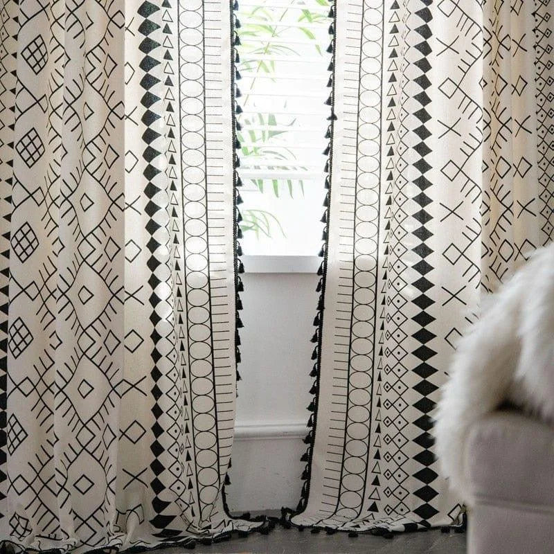 Rideaux élégants avec motifs géométriques en noir et blanc, parfaits pour ajouter une touche moderne et sophistiquée à votre intérieur. Accessoire idéal pour le salon ou la chambre, ces rideaux apportent style et ambiance chaleureuse à votre espace de vie.