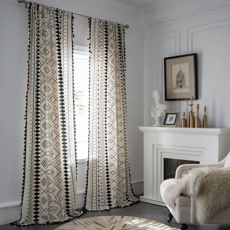 Rideaux bohèmes à motifs géométriques noirs et beige pour salon, ajoutant une touche d'élégance et de style moderne à votre décoration intérieure. Design chic et raffiné idéal pour créer une ambiance chaleureuse et accueillante dans votre maison.