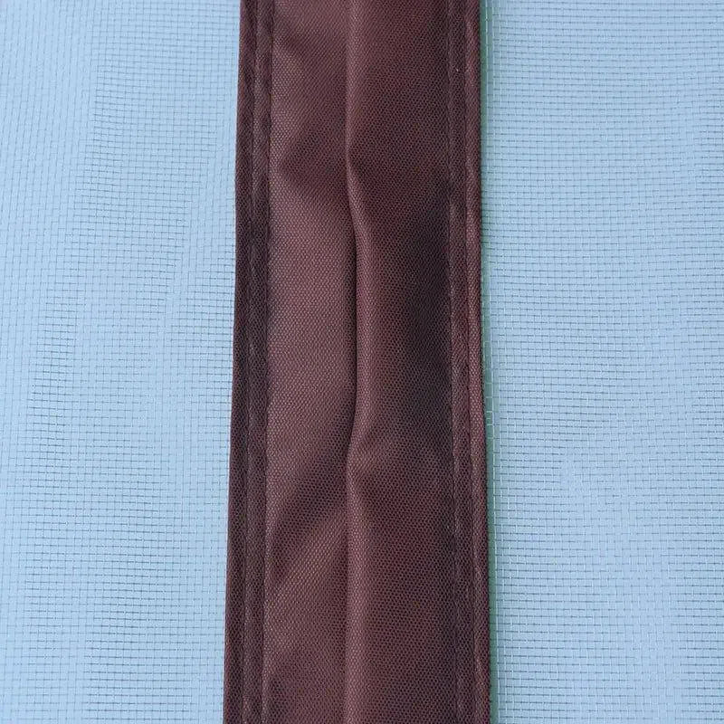 Bordure renforcée marron sur fond bleu, détail de couture de qualité, accessoire pour camping ou extérieur, protection durable et résistante.