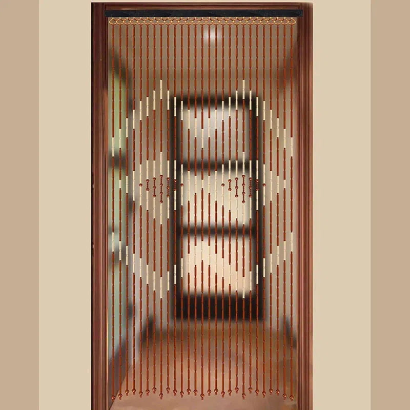 Rideau décoratif pour porte, composé de fines lanières verticales en teintes naturelles. Ce rideau élégant offre une séparation subtile entre les espaces tout en ajoutant une touche décorative. Parfait pour les intérieurs chaleureux et accueillants, il convient idéalement aux cuisines, salons ou entrées pour une ambiance conviviale et chic.