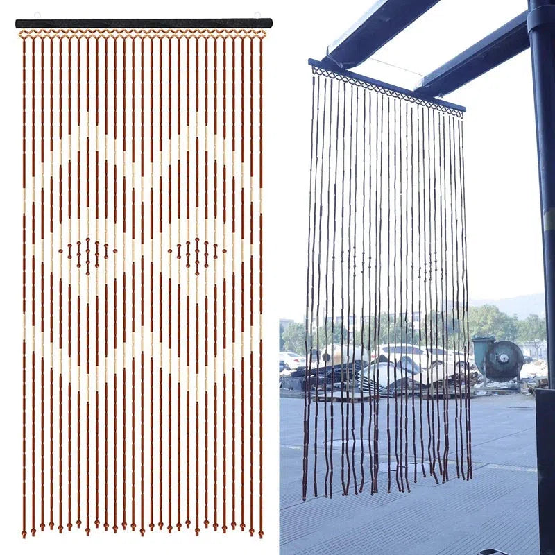Rideau de porte décoratif avec motif géométrique, idéal pour séparer les espaces intérieurs et ajouter une touche esthétique à votre décoration. Suspension pratique pour utilisation en maison, jardin ou terrasse. Installation facile pour une ambiance chaleureuse et accueillante.
