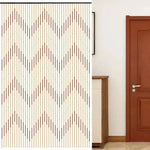 Rideau de porte élégant avec motif à chevrons marron et blanc, parfait pour ajouter une touche décorative à votre intérieur. Idéal pour séparer les espaces ou décorer une entrée avec style. Facile à installer et à intégrer dans différentes ambiances de décoration.