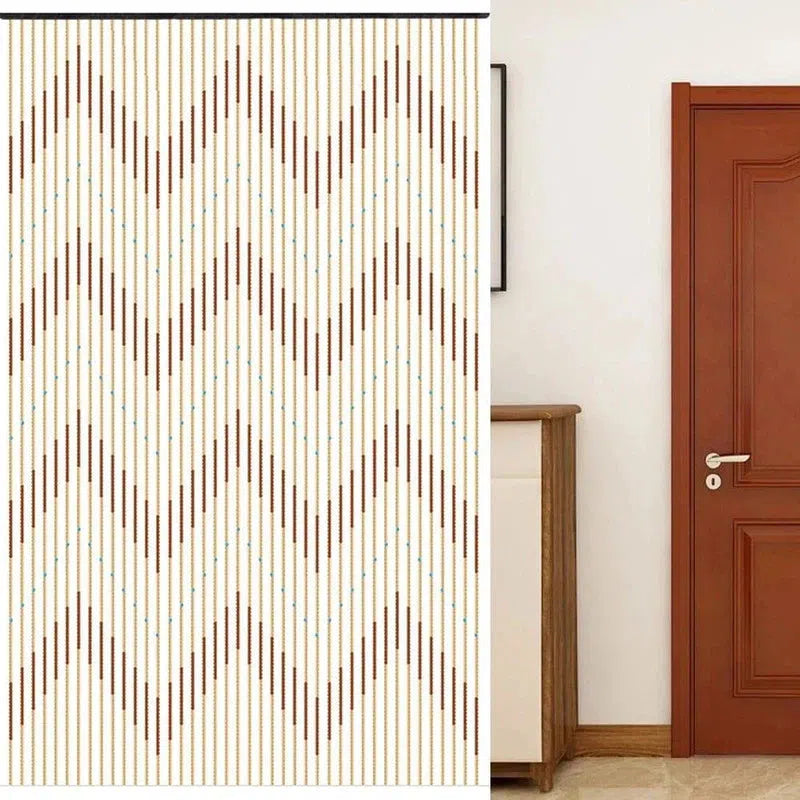 Rideau de porte élégant avec motif à chevrons marron et blanc, parfait pour ajouter une touche décorative à votre intérieur. Idéal pour séparer les espaces ou décorer une entrée avec style. Facile à installer et à intégrer dans différentes ambiances de décoration.