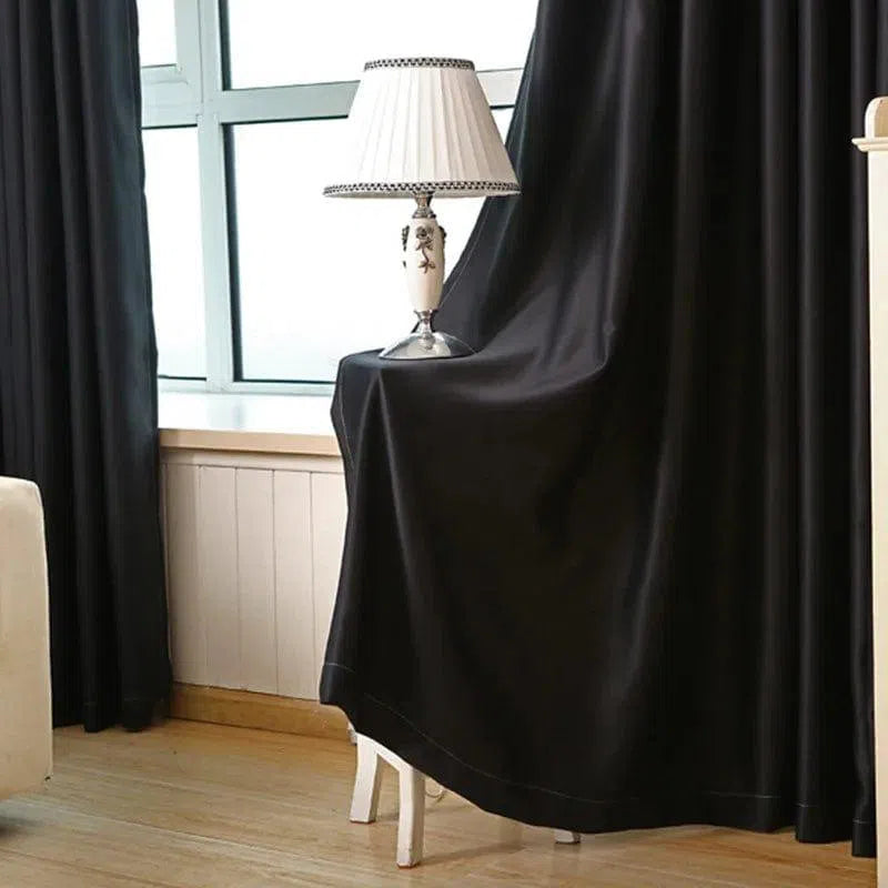 Rideaux opaques noirs élégants pour salon, parfaits pour bloquer la lumière et ajouter une touche moderne à votre intérieur. Idéal pour créer une ambiance cosy dans votre maison. Accessoire de décoration tendance et fonctionnel pour toute pièce.