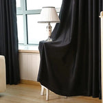 Rideaux opaques noirs élégants pour salon, parfaits pour bloquer la lumière et ajouter une touche moderne à votre intérieur. Idéal pour créer une ambiance cosy dans votre maison. Accessoire de décoration tendance et fonctionnel pour toute pièce.